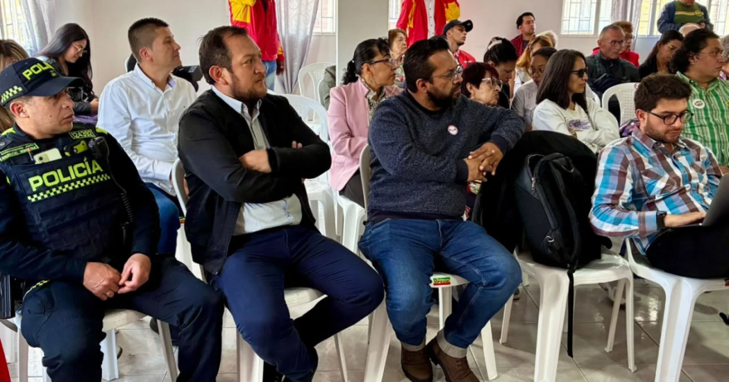 Foto de un grupo de ciudadanos en una charla 