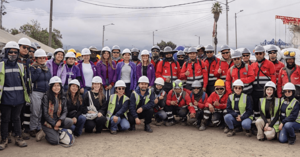 Trabajadores y trabajadoras del Metro de Bogotá con mujeres de la Secretaría de la Mujer