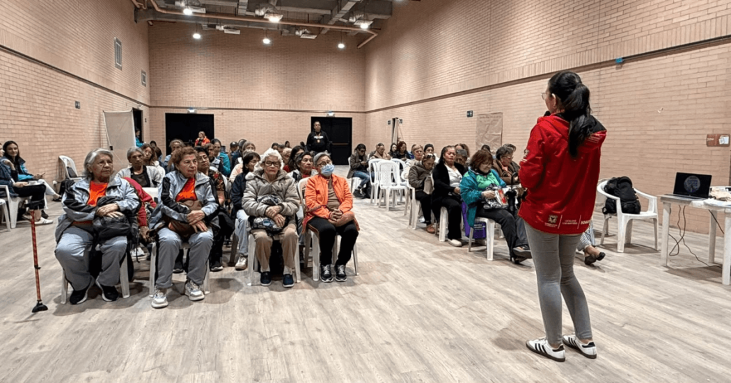 Foto que muestra personas reunidas en un auditorio 