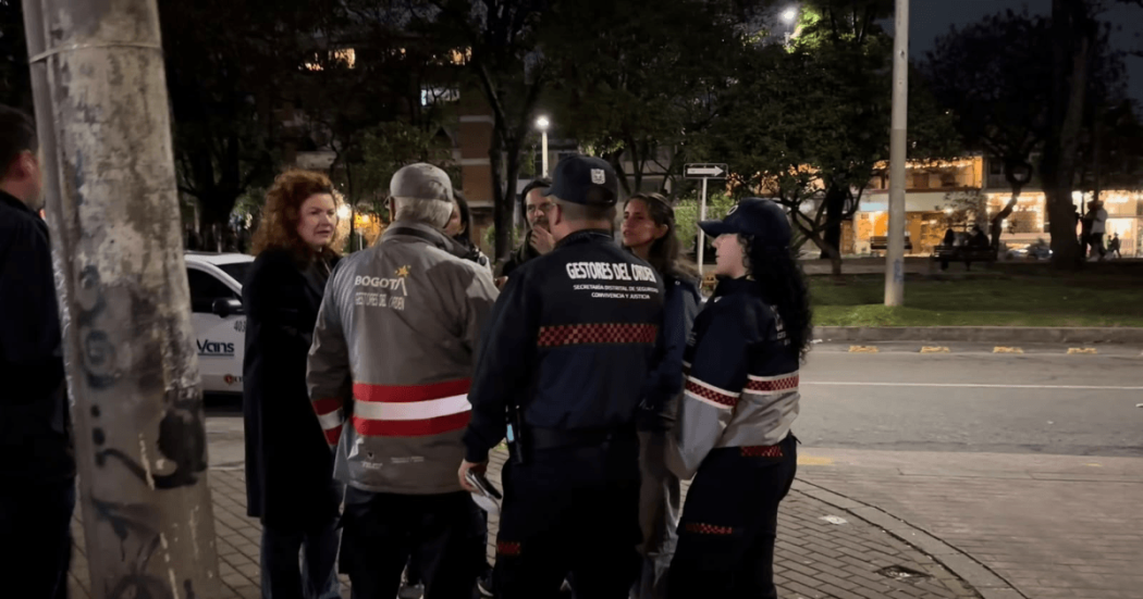 Foto de funcionarios y gestores del orden durante intervención en el Park Way.
