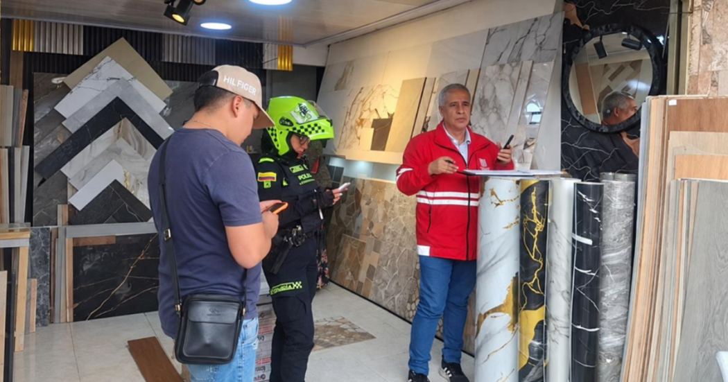 Foto de funcionarios del Distrito en un operativo de limpieza 