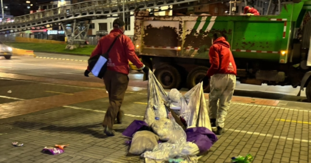 Foto de funcionarios del Distrito en un operativo de limpieza 