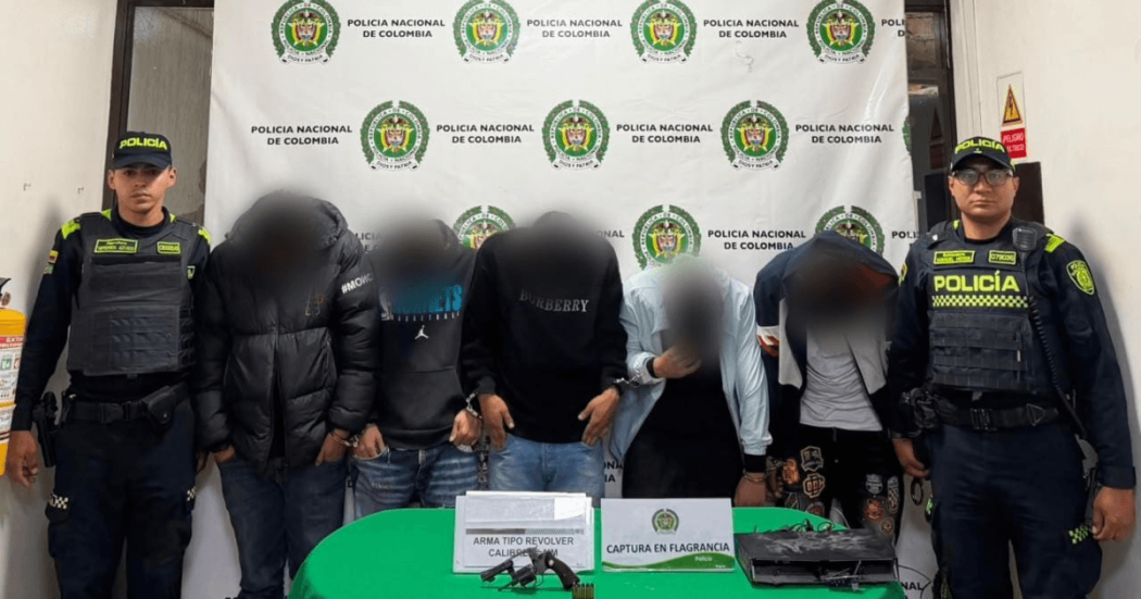 Foto de cinco capturados en medio de dos policías.