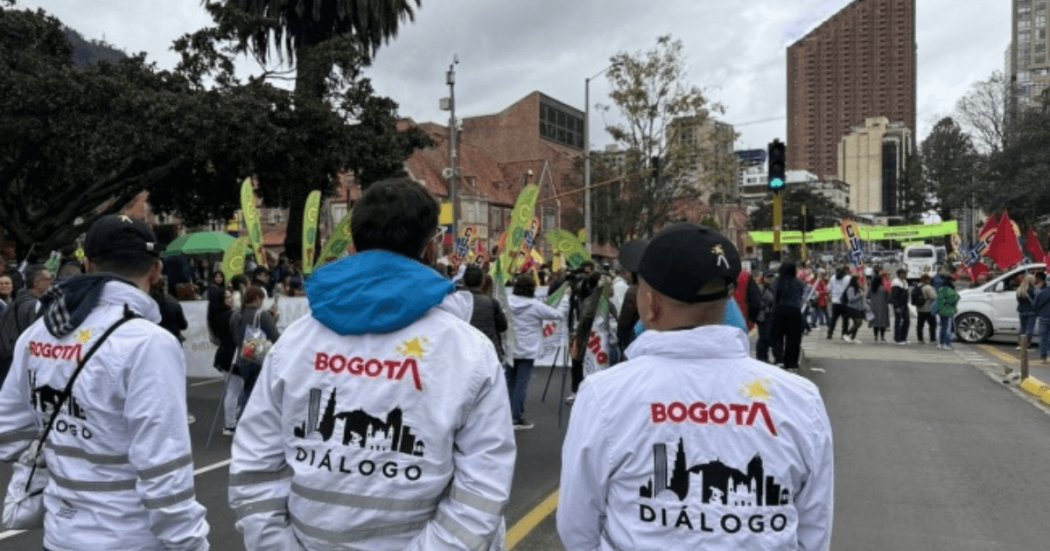 Foto de gestores de diálogo acompañando las manifestaciones.