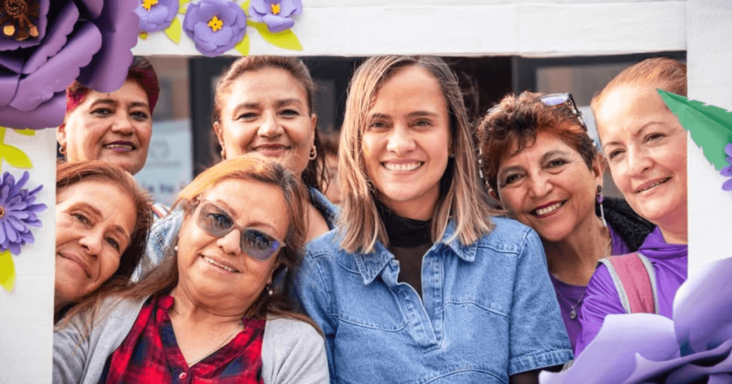 Foto de la secretaria de la Mujer, Laura Tami, posando con otras mujeres.