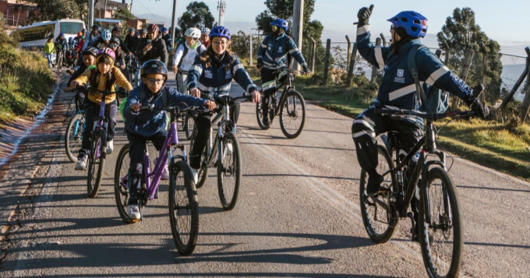 Foto de estudiantes de Al Colegio en Bici