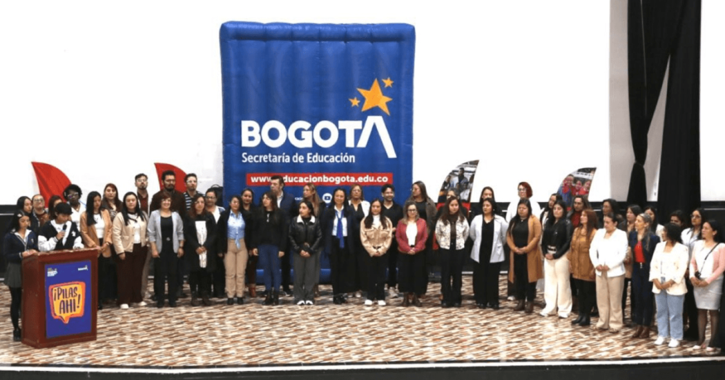 Foto que muestra varias personas reunidas en una tarima 