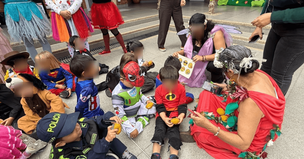 Foto de niños disfrazados.