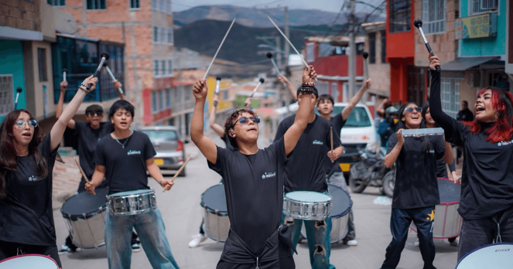 Foto de jóvenes tocando tambores.