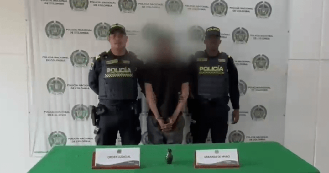 Hombre capturado en medio de dos policías