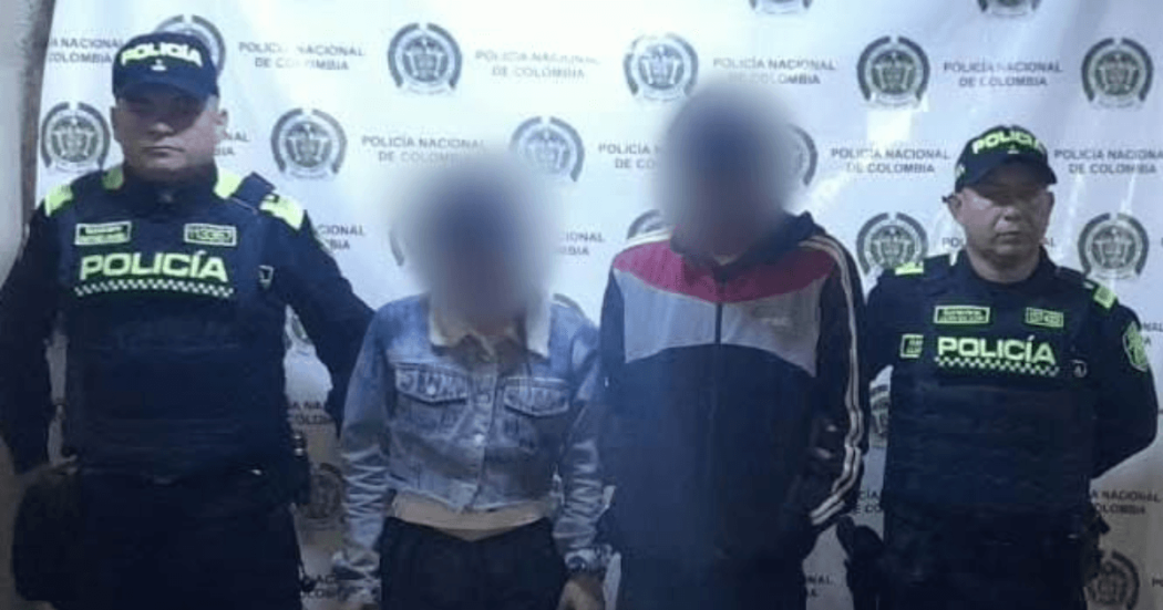 Foto de dos capturados esposados, en medio de dos policías.