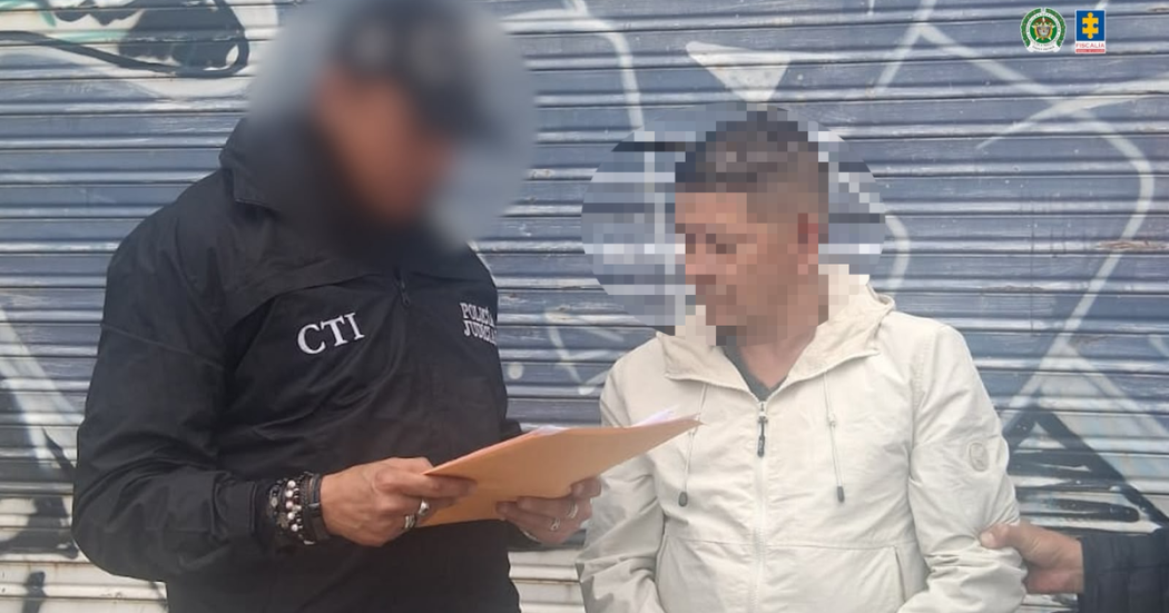 Foto de un ciudadano siendo capturado por un funcionario del Cuerpo Técnico de Investigación (CTI) de la Fiscalía General de la Nación.