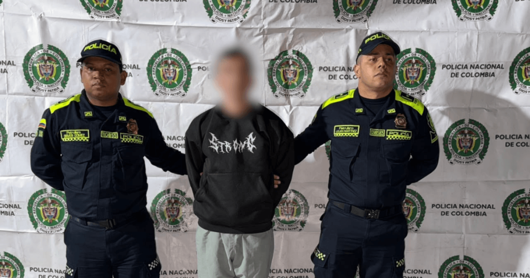 Hombre capturado en medio de dos policías