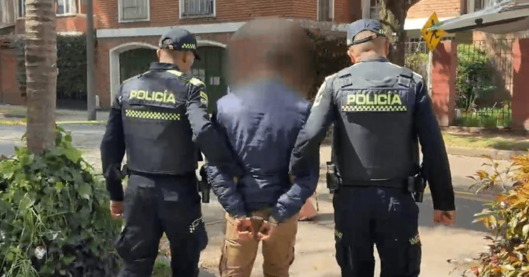 Hombre capturado en medio de dos policías