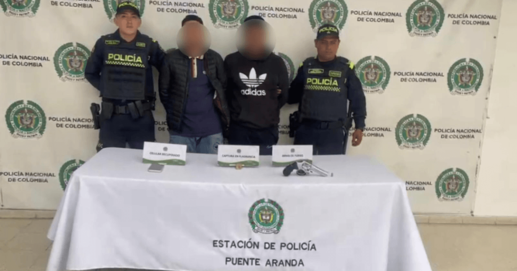 Foto de dos capturados en medio de dos Policías.