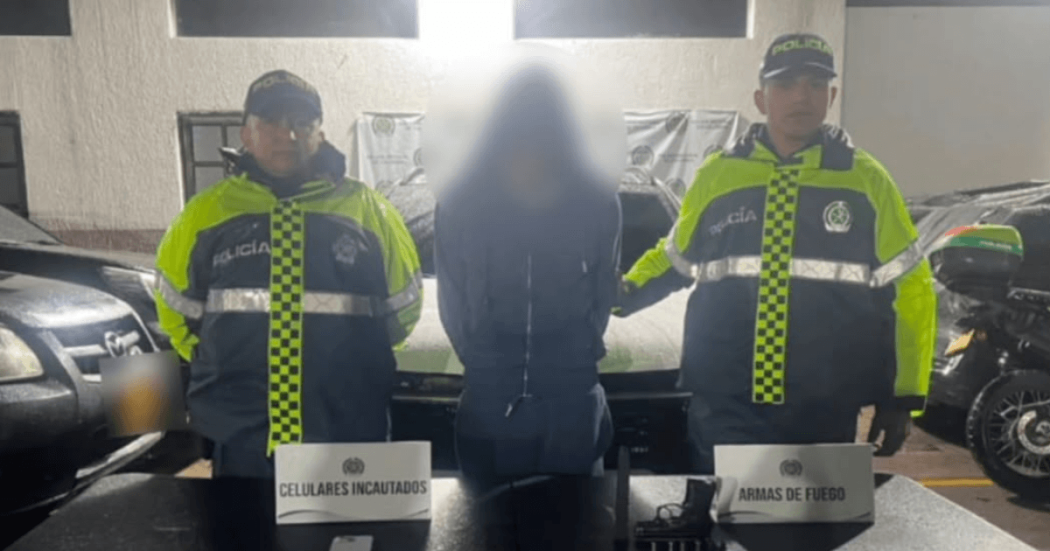 Hombre capturado en medio de dos policías