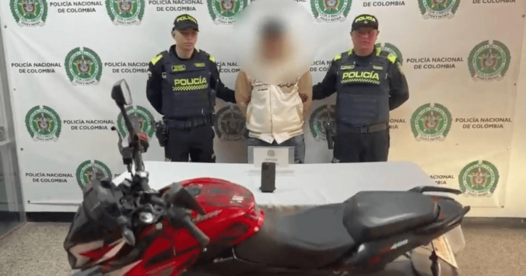 Hombre capturado en medio de dos policías