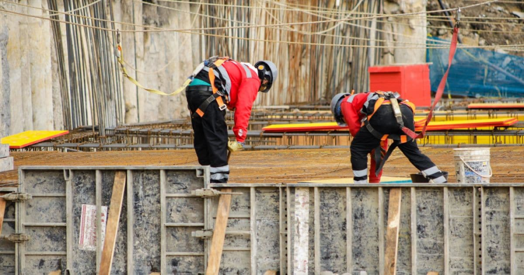 Foto de dos trabajadores del IDU en un frente de obra de Bogotá