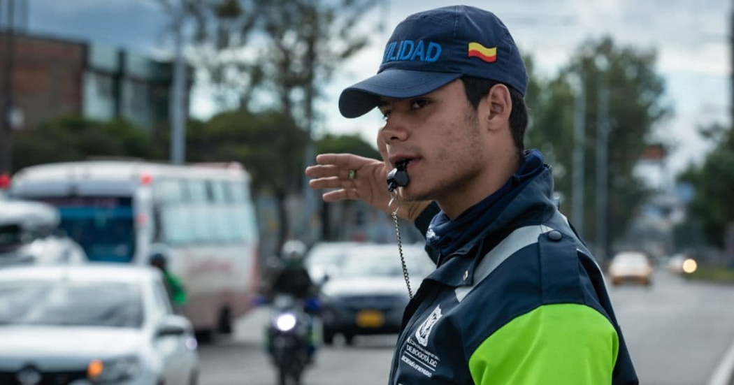 Foto de un hombre que trabaja en Movilidad en Bogotá