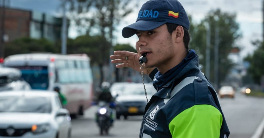 Foto de un guía de tránsito en una vía de Bogotá