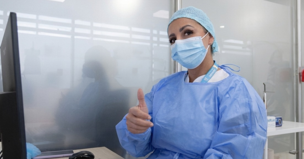 Foto de una enfermera con tapabocas 