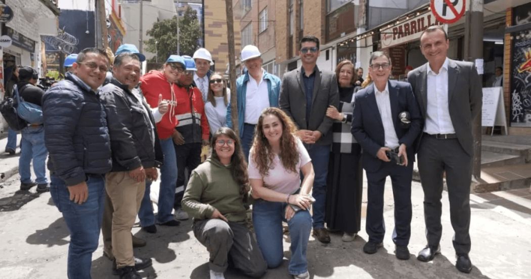 Foto que muestra un grupo de personas reunidas 