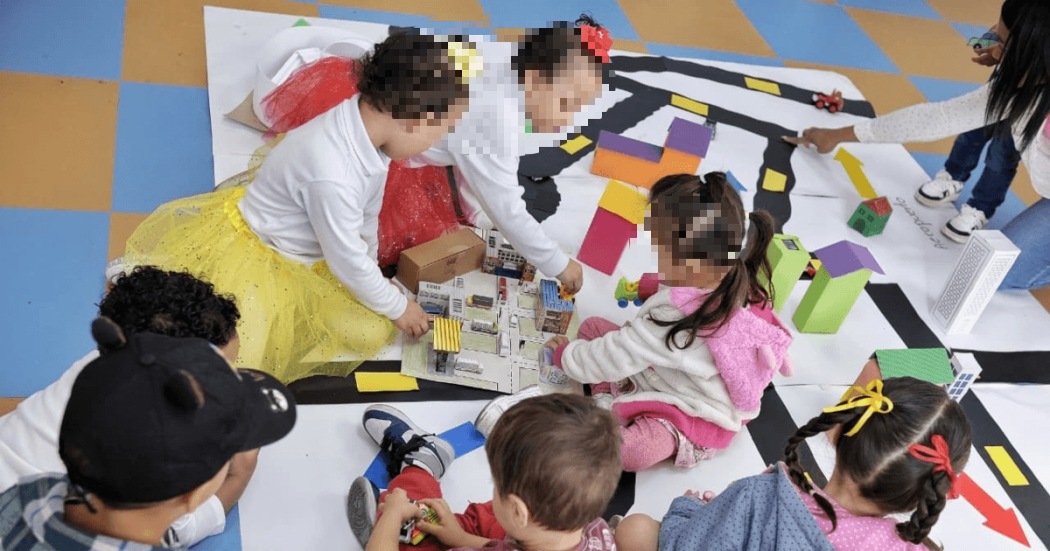 Foto que muestra niñas y niños jugando 