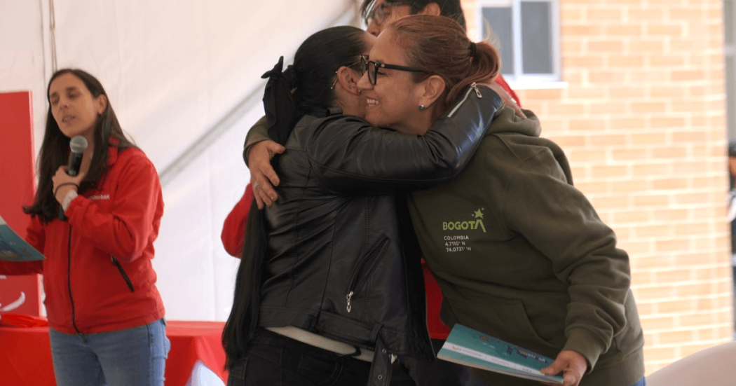 Foto que muestra dos personas abrazadas 