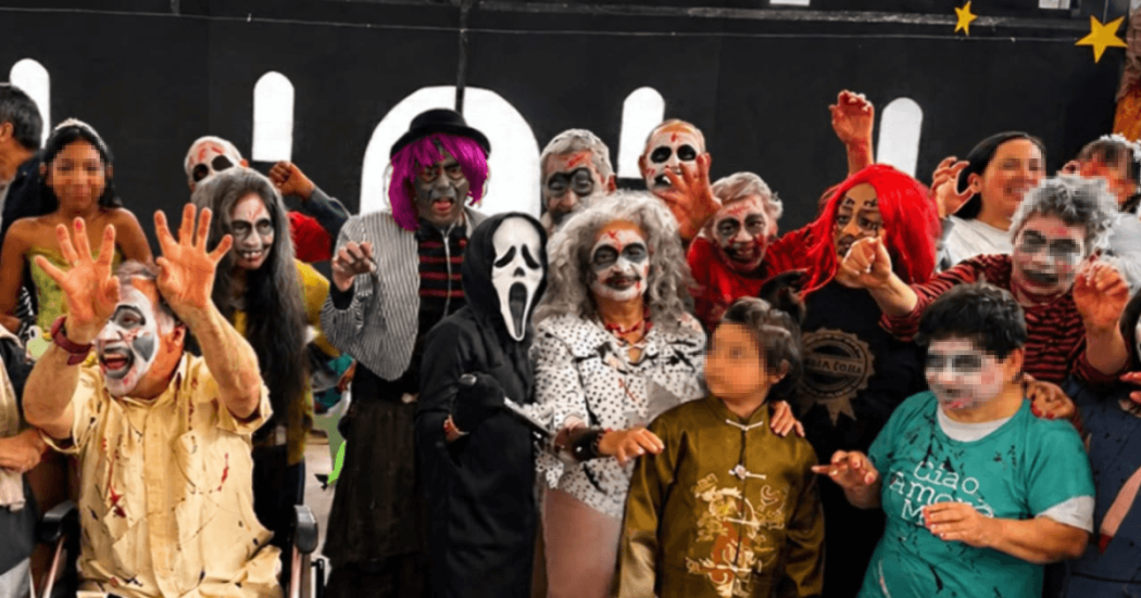 Foto de niños, niñas, adolescentes y adultos disfrazados por Halloween.