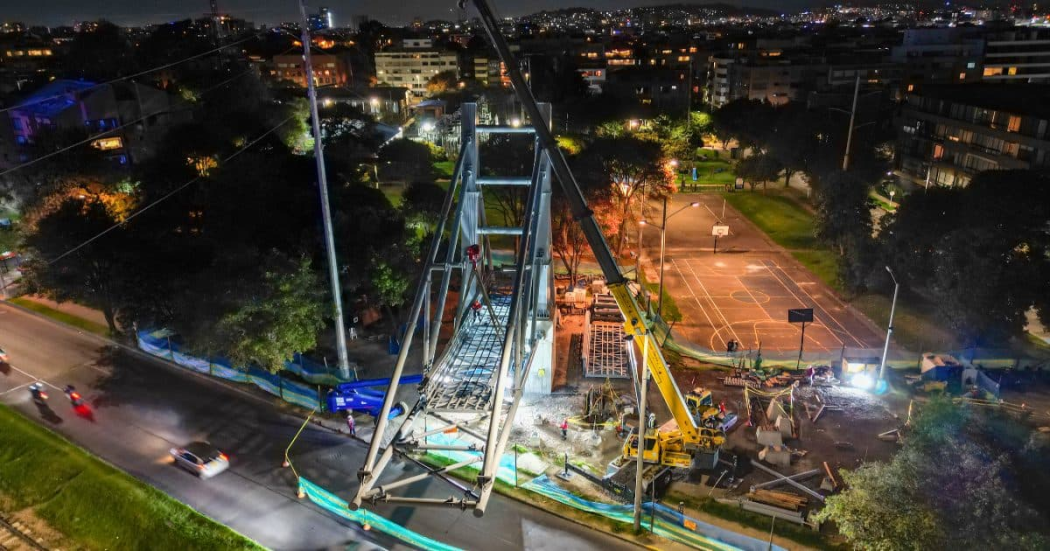 Foto de una obra de puente peatonal en Bogotá