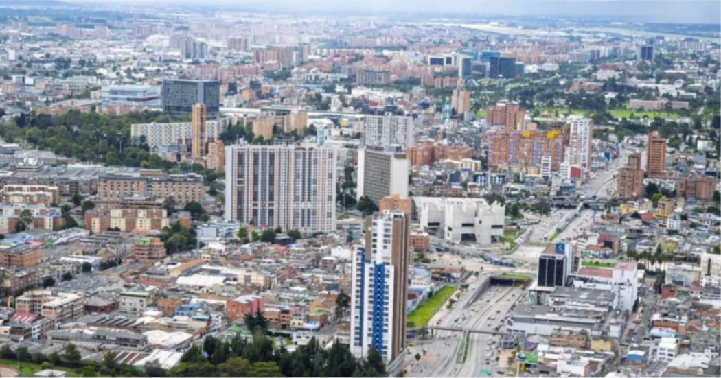 Imagen panorámica de Bogotá donde se evidencia un día soleado. De fondo se ven edificios altos.
