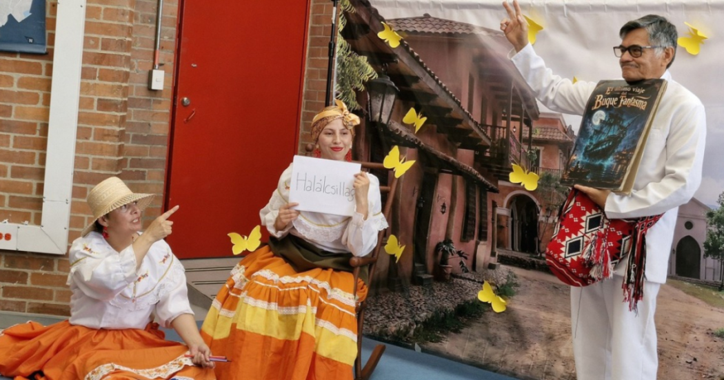 Imagen de una mujer vestida con traje típico colombiano de color amarillo, de fondo se ven mariposas amarillas.