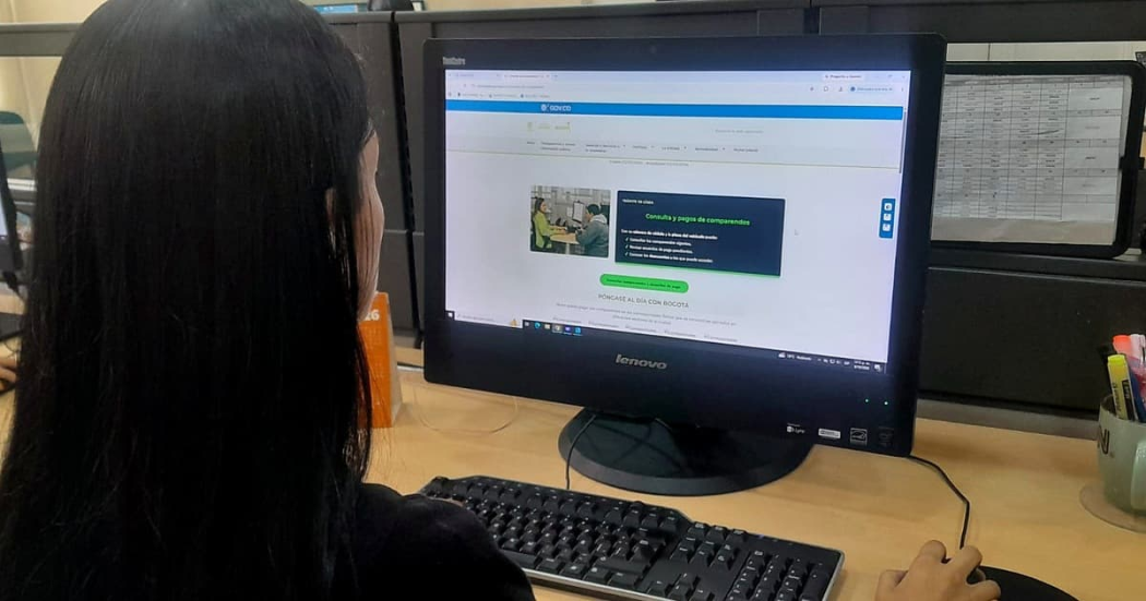 Foto de una mujer en página de la Secretaría de Movilidad.
