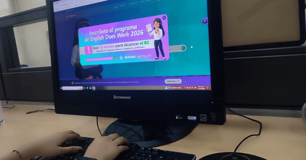 Foto que muestra un computador y unas manos 