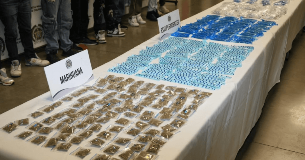 Droga incautada puesta sobre una mesa.