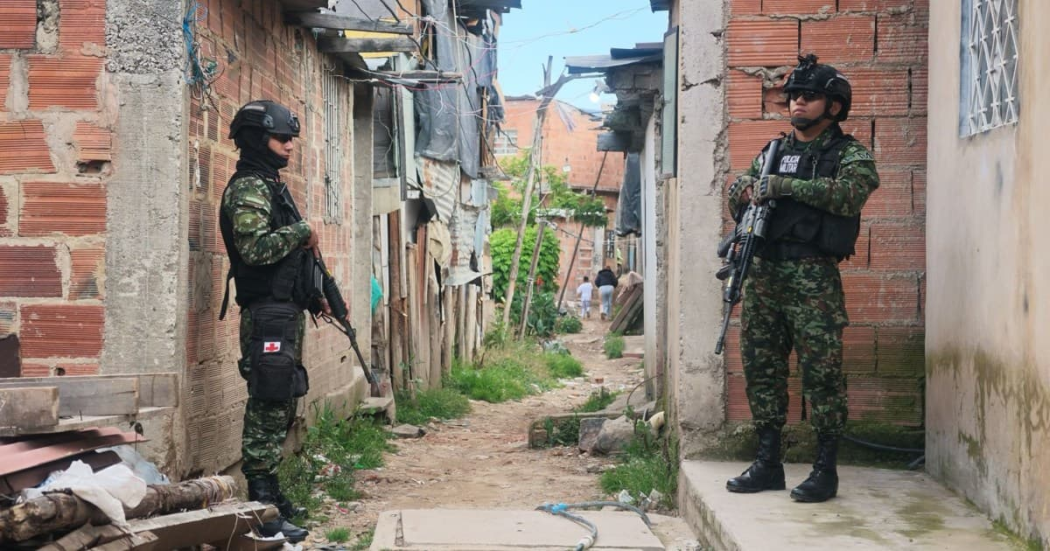 Foto de dos hombres del Ejército en una vía de Ciudad Bolívar