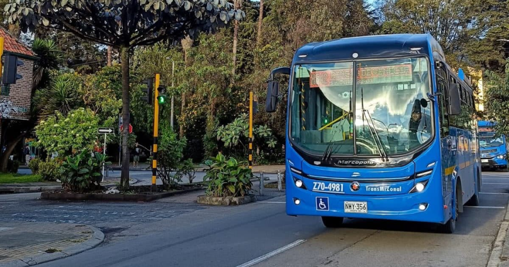 Foto de un bus TransMiZonal en una vía de Bogotá