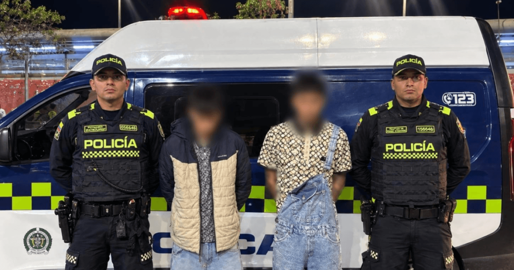 Foto de dos capturados en medio de dos Policías.