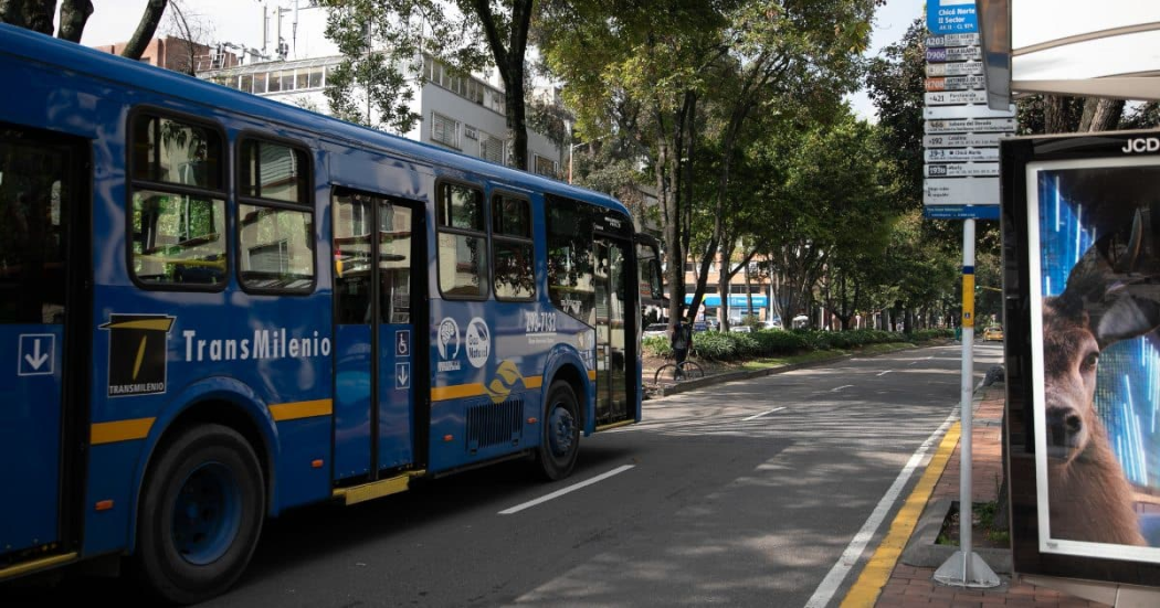 Foto de un bus TransMiZonal en una vía de Bogotá