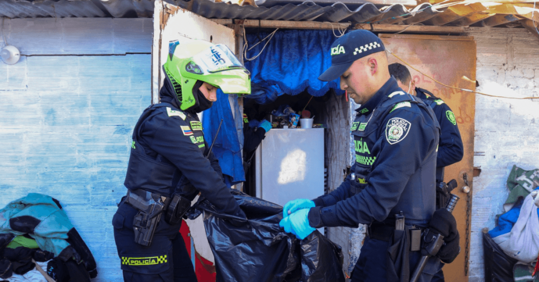 Foto de dos policías inspeccionando el lugar conocido como la 'Casa del Terror' en Suba.