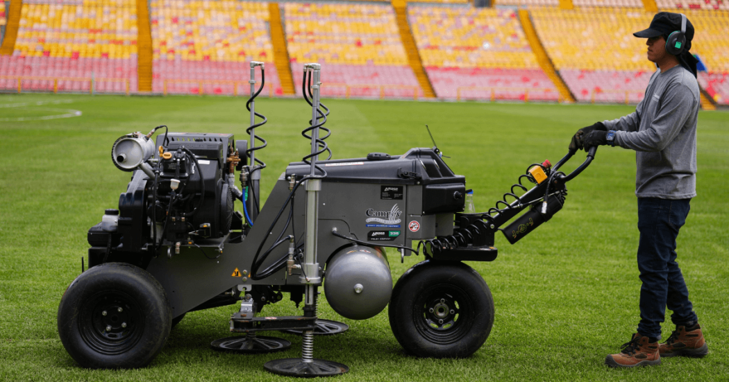 Equipo especializado de mantenimiento y monitoreo de césped ubicado sobre la gramilla del estadio Nemesio Camacho El Campín de Bogotá.