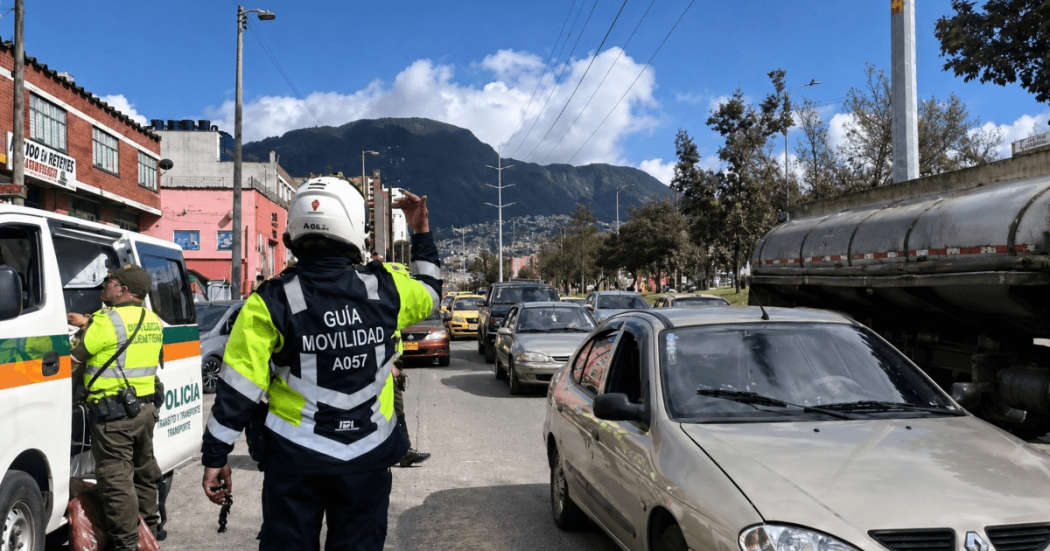 Foto que muestra carros y un policía