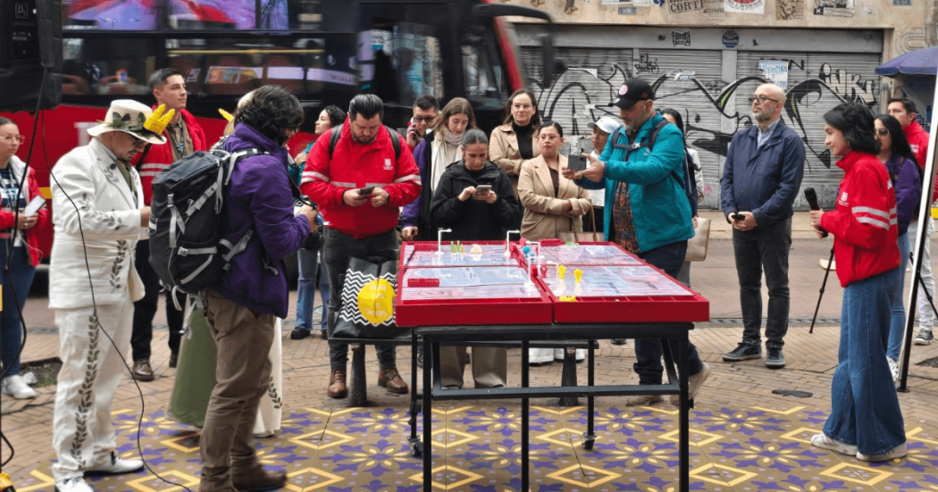 Foto que muestra personas hablando en la calle