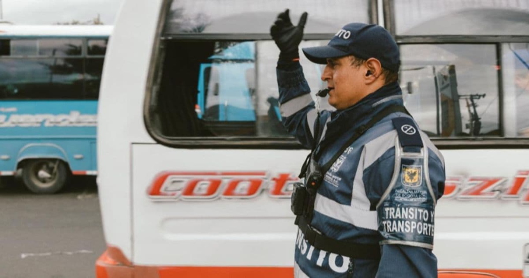 Foto de un agente de tránsito en una vía de Bogotá