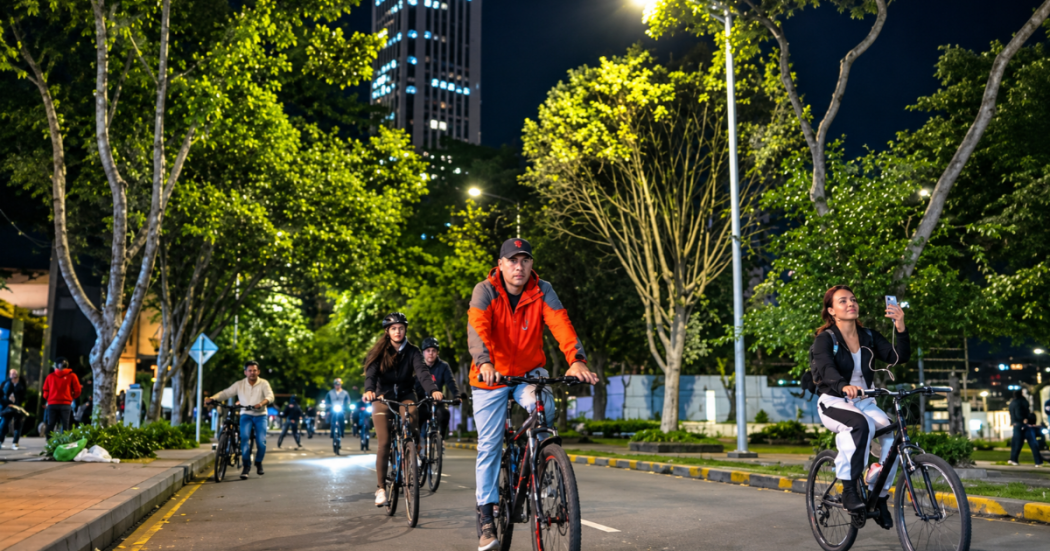 Imagen de varias personas transitando por una vía de Bogotá en su bicileta en la ciclovía nocturna.