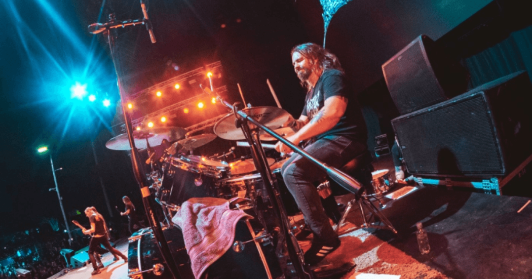 Imagen de baterista en concierto en Rock al Parque 