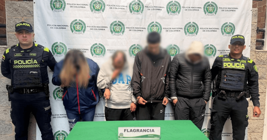 Foto de cuatro capturados esposados, en medio de dos policías.