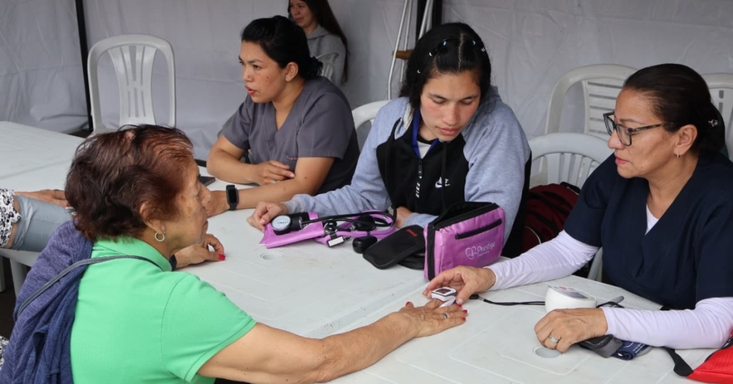Foto de una feria de empleo en Bogotá 