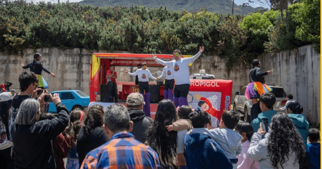Foto que muestra personas saltando 