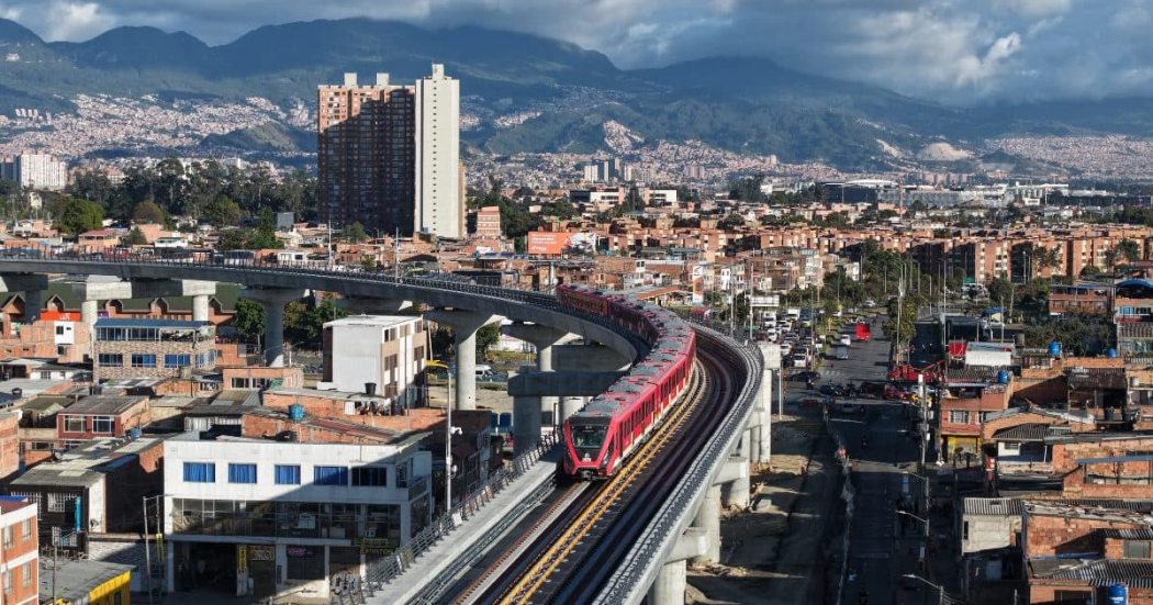 Foto de un tren del Metro de Bogotá en el viduacto